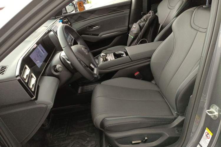 Used BYD Qin L 2025 DM-i Smart Drive 120KM Superior Model Left Front Seat