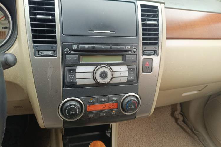 Used Nissan Tiida Sedan 2009 1.6L Automatic Tech Edition Audio And AC Panel