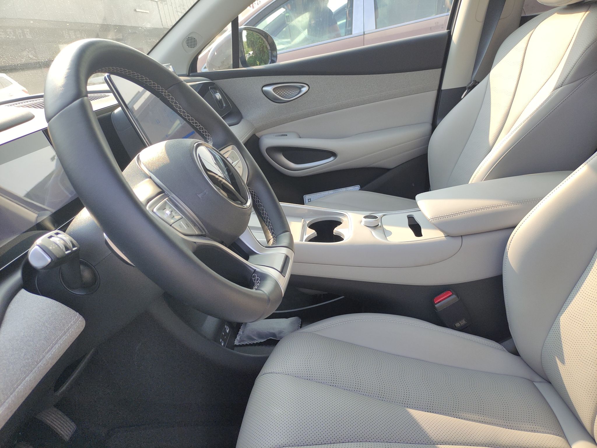 المقاعد الأمامية داخل السيارة