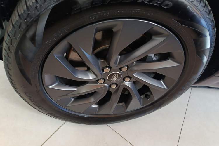 Used Land Rover Discovery 2023 Revised Version 360 PS R-Dynamic S Left Front Wheel Hub