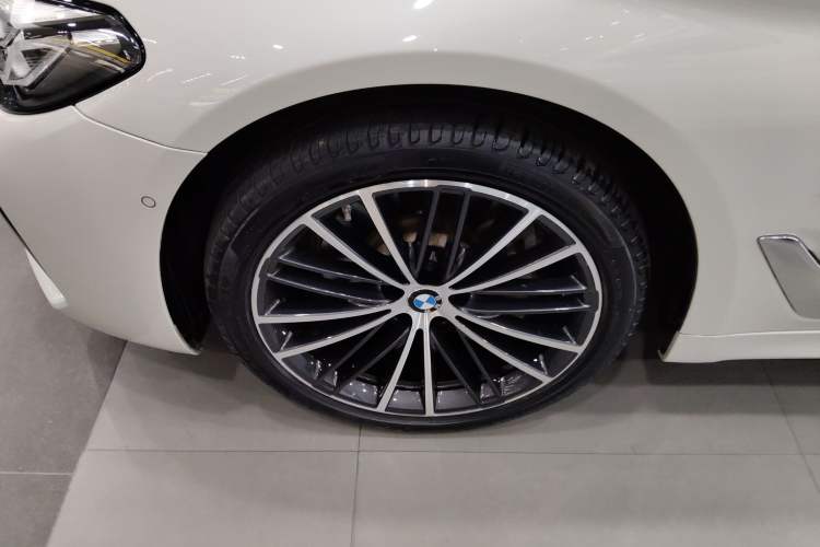 Used BMW 5 Series 2022 Second Facelift 530Li Leading Edition M Sport Package Left Front Wheel Hub