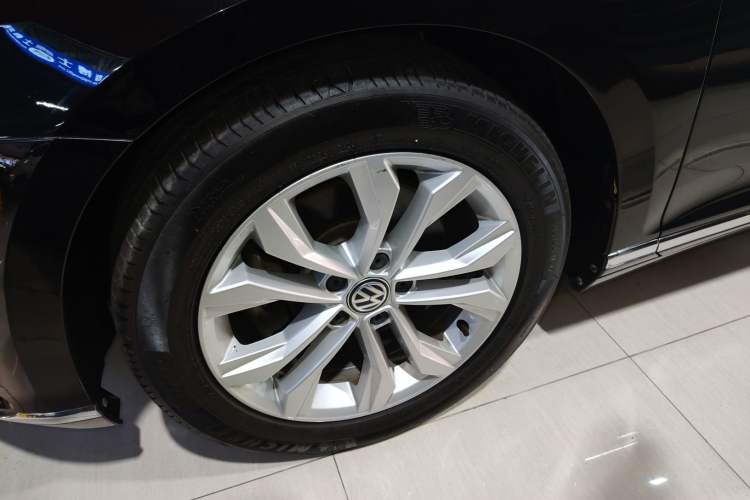 Used Volkswagen Magotan 2019 330TSI DSG Luxury Version China VI Standard Left Front Wheel Hub