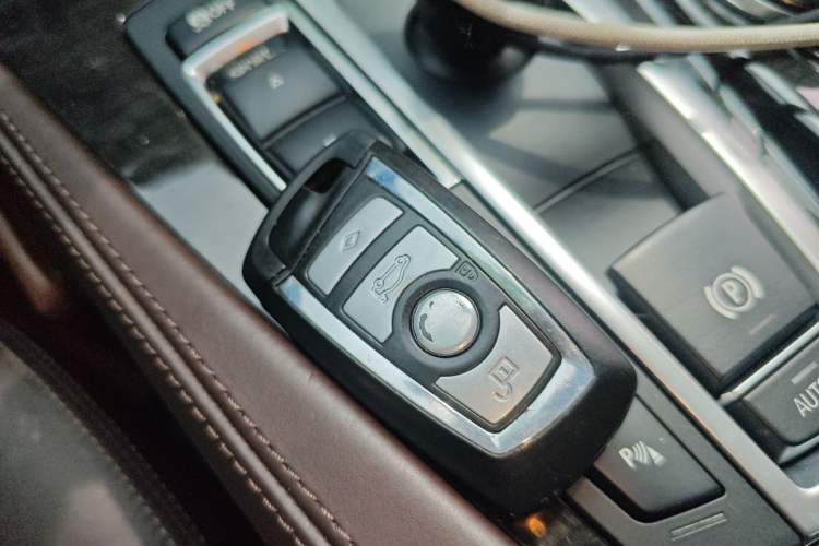 Used BMW 5 Series 2014 525Li Luxury Design Package