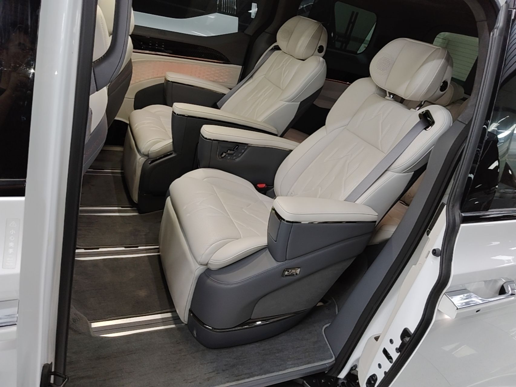 Zeekr 009 2024 7-Seater Walk-Through Version Four-Wheel Drive 108 kWh — снимка 20