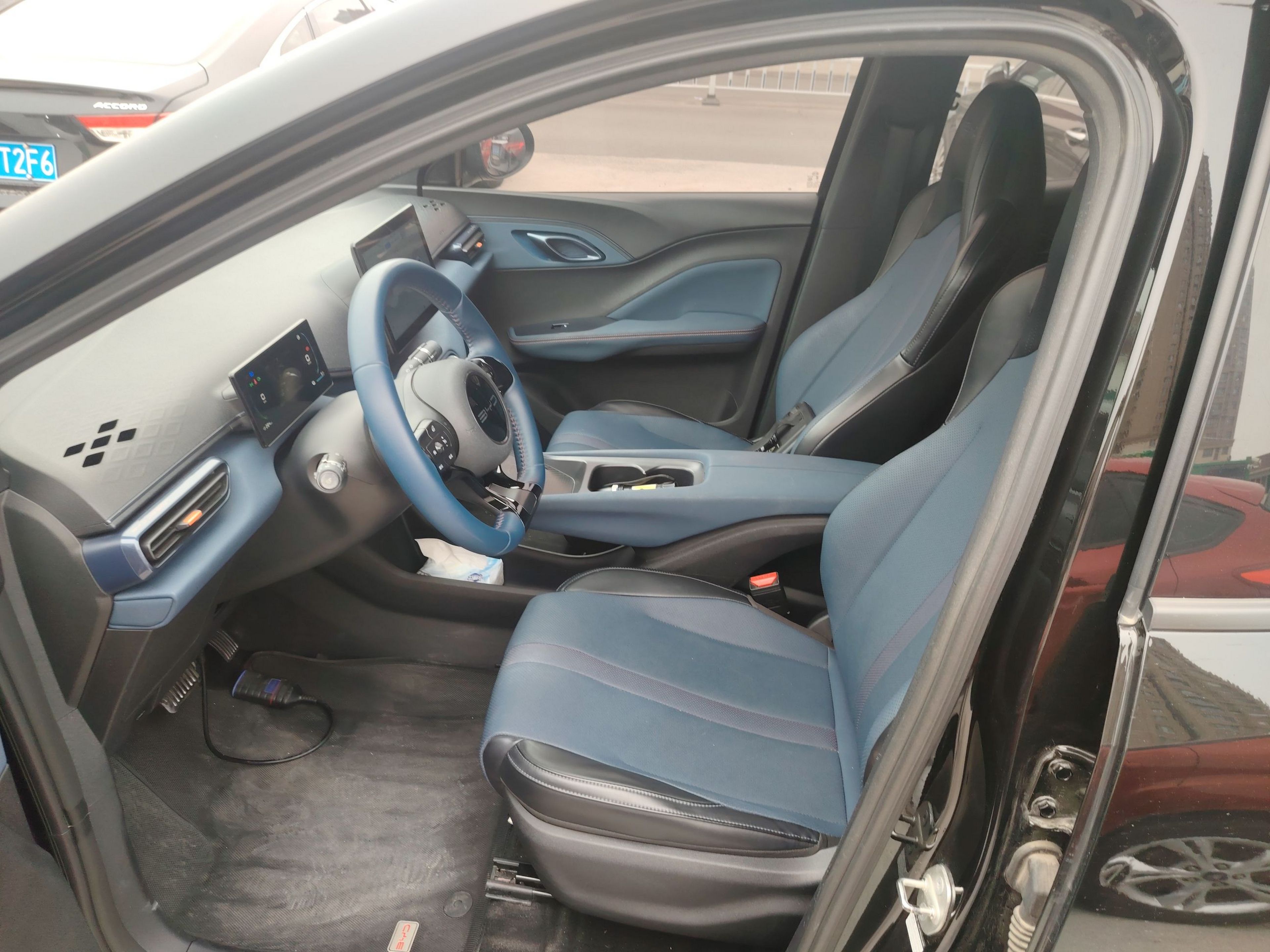 المقاعد الأمامية داخل السيارة