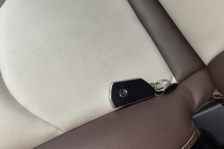 Used SAIC MAXUS Xintu V90 2020 2.0T AMT Yunjie Edition Front-Wheel Drive Rear Single Tire Short Wheelbase High Roof 6-Seater
