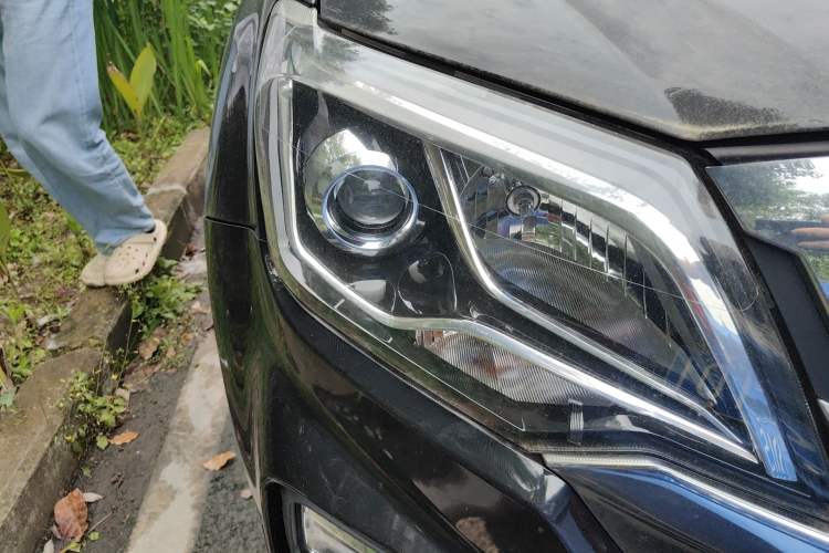 Used Isuzu JLM 2022 2.8T Classic Diesel 4x4 Comfort Version with Long Wheelbase – JE493ZLQ6E Right Front Headlight