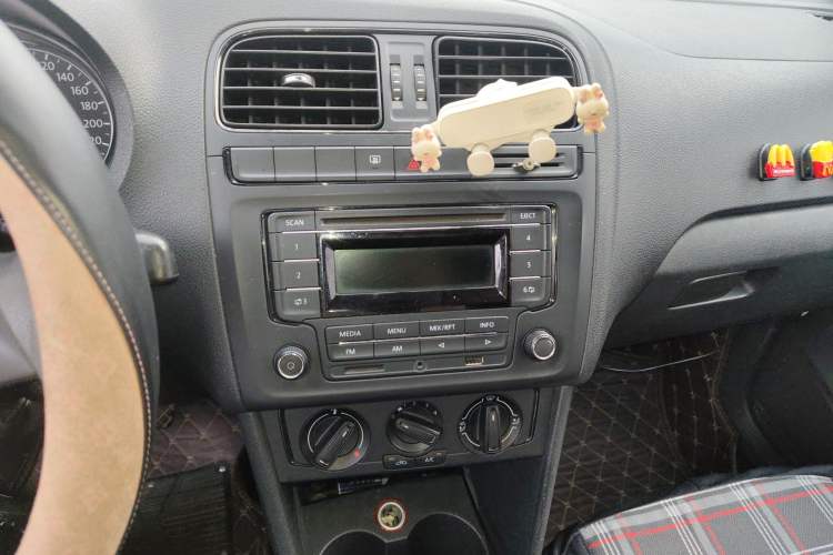 Used Volkswagen Polo 2014 1.4L Manual Fashion Edition Audio And AC Panel