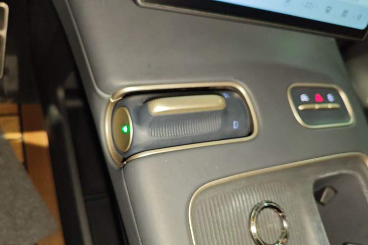 Used Nio ES8 2024 75 kWh Executive Edition Gear Lever