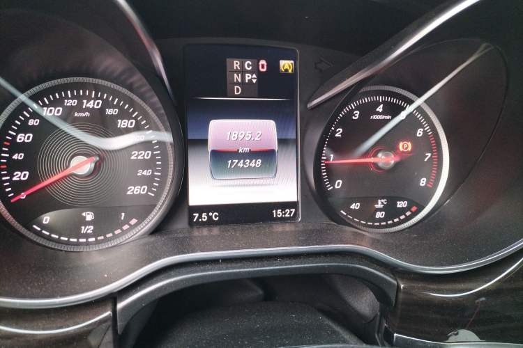 Used Mercedes-Benz V-Class 2017 V 260 Avantgarde Edition Odometer Close Up