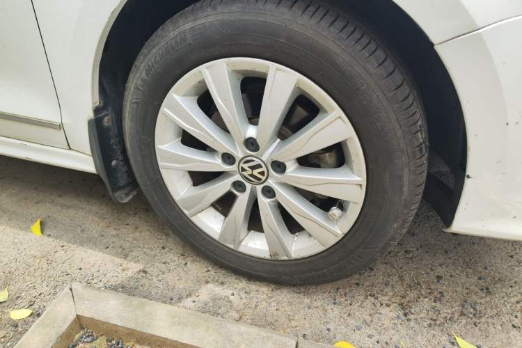 Used Volkswagen Sagitar 2017 1.6L Automatic Comfort Model Right Front Wheel Hub