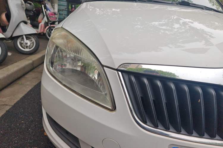 Used Skoda Fabia 2014 1.4L Automatic Crystal Edition Right Front Headlight