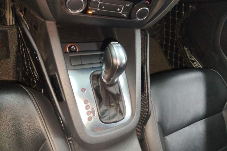 Used Volkswagen Sagitar 2014 Revised Version 1.4TSI Automatic Luxury Edition Gear Lever