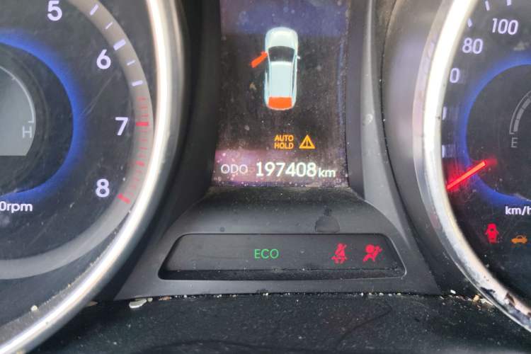 Used Hyundai Santa Fe 2015 2.4L Automatic Two-Wheel Drive Smart Version 5 Seats Odometer Close Up