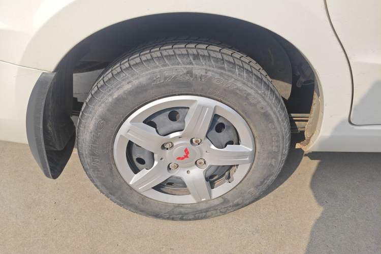 Used Wuling Hongguang 2020 1.2L S Base Model China VI LSI Right Rear Wheel Hub