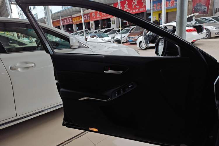 Used Toyota Avalon 2019 Dual-Engine 2.5L XLE Prestige Version China VI Standard
