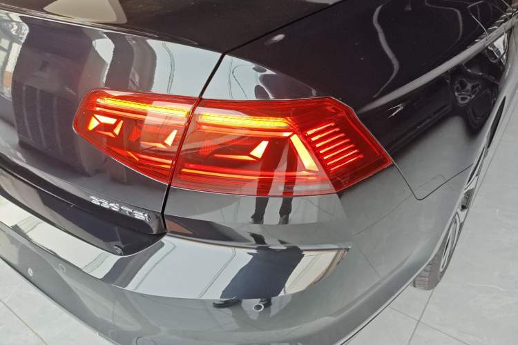 Used Volkswagen Magotan 2020 330TSI DSG Leading Model Right Rear Taillight