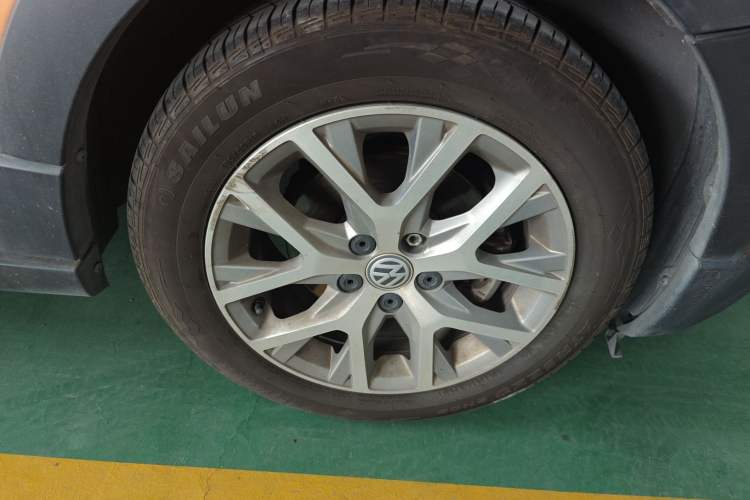 Used Volkswagen Polo 2014 1.6L Cross Polo Automatic Right Front Wheel Hub