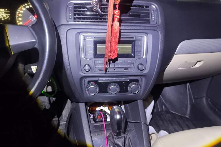 Used Volkswagen Sagitar 2014 1.6L Automatic Comfort Model Audio And AC Panel