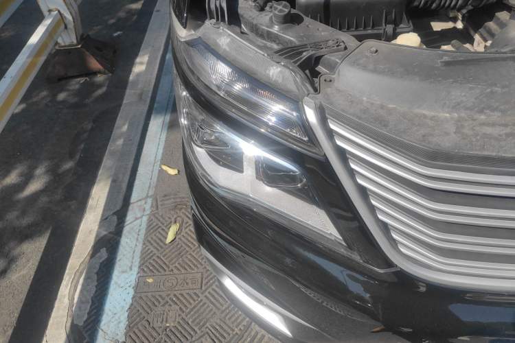 Used FORTHING Lingzhi 2022 M5 1.6L Practical Model 5 Seats Right Front Headlight