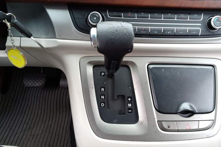 Used SAIC MAXUS G10 2016 2.0T Automatic Elite Edition Gear Lever