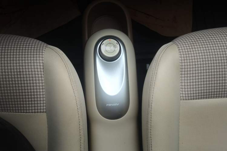 Used Wuling Hongguang MINIEV 2025 Four-Door Version Advanced Edition Gear Lever