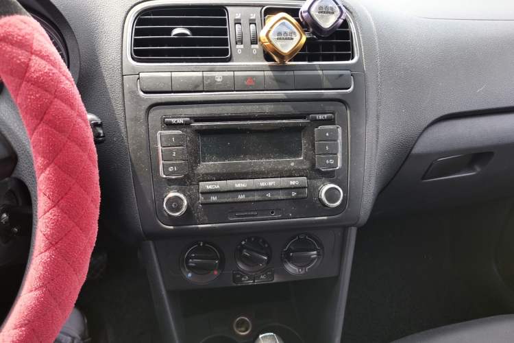 Used Volkswagen Polo 2013 1.6L Automatic Comfort Edition Audio And AC Panel