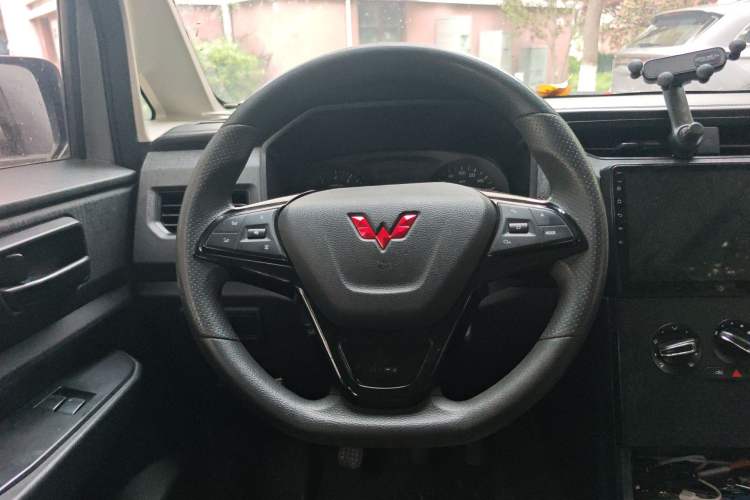 Used Wuling Hongguang PLUS 2019 1.5T Manual Standard Edition 5 Seats Steering Wheel