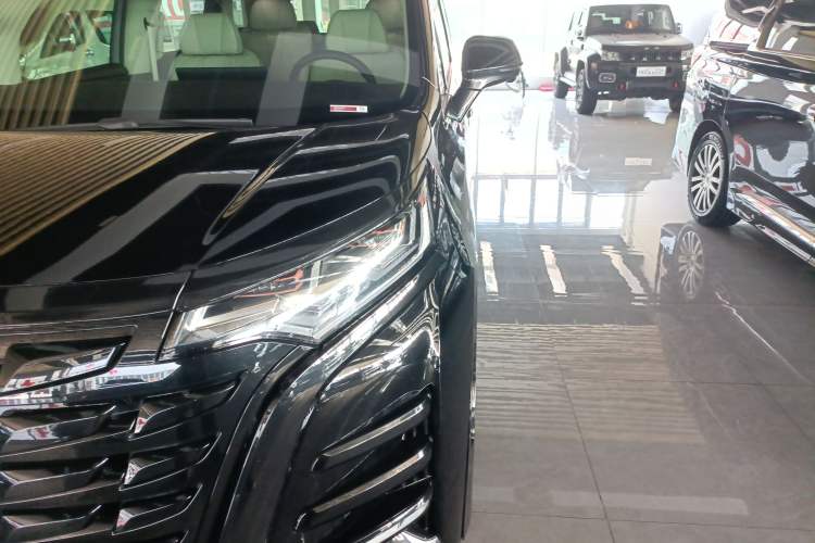 Used Denza D9 2024 DM-i 1050 Luxury Model
