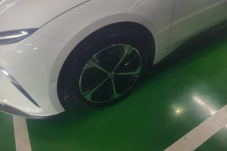 Used Nio ET5T 2023 75 kWh Touring Left Front Wheel Hub