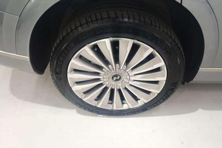 Used ONVO Luxeed L90 2025 Model—Ultra Six-Seater Version Right Rear Wheel Hub