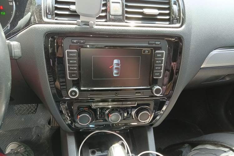 Used Volkswagen Sagitar 2017 1.6L Automatic Comfort Model Audio And AC Panel