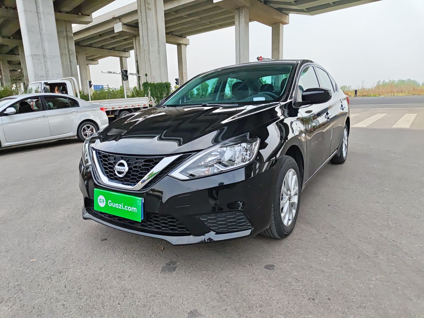 Под передней частью автомобиля