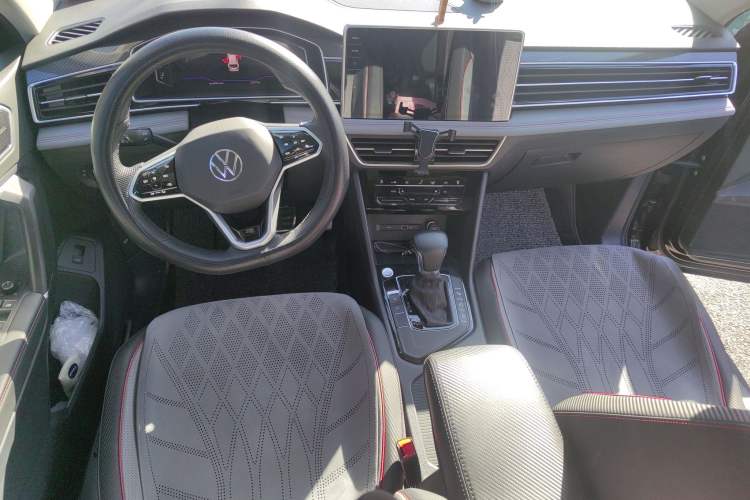 Used Volkswagen Tiguan L 2023 330TSI Automatic Two-Wheel Drive R-Line Flagship Edition Center Console