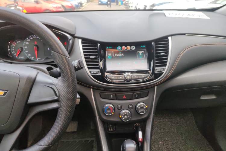 Used Chevrolet Trax 2018 330T Automatic Two-Wheel Drive Elite Model Audio And AC Panel