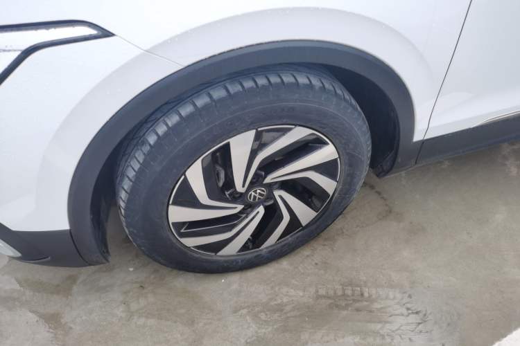 Used Volkswagen Tiguan L 2024 300TSI Automatic Two-Wheel Drive Smart Edition Left Front Wheel Hub