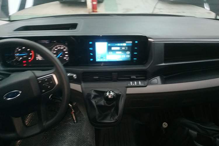 Used Ford Transit T8 2024 T8 2.0T Diesel Manual Short Wheelbase Mid-Roof 6-Seater Multi-Function Version 3/3
