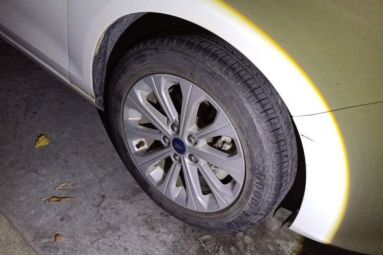 Used Ford Escort 2017 Happiness Edition 1.5L Automatic Fashion Version Right Front Wheel Hub