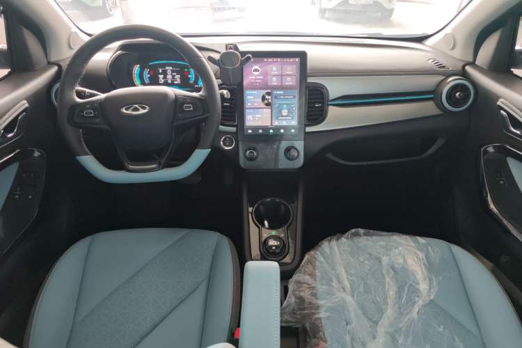 Used Chery QQ Little Ant 2024 Revised Version Youth Edition 251 km True Love Edition 25.05 kWh Center Console