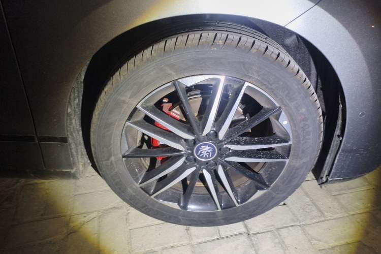 Used BYD Qin L 2025 EV 545KM Cloud Suspension Edition Right Front Wheel Hub