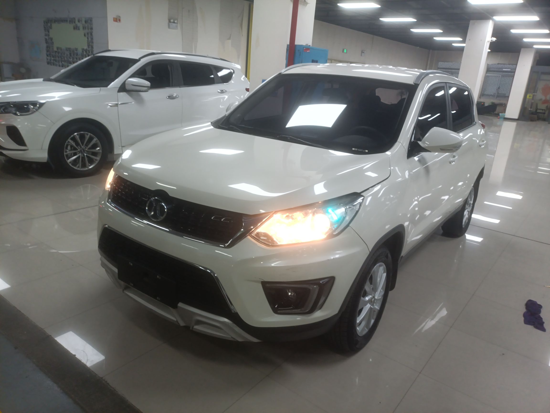 Под передней частью автомобиля