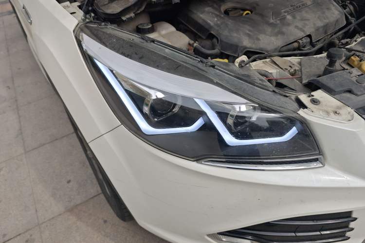 Used Ford Kuga 2013 1.6L GTDi Two-Wheel-Drive Comfort Model Right Front Headlight