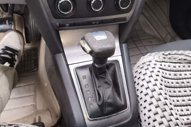 Used Skoda Octavia 2013 1.6L Automatic Yijie Edition Gear Lever