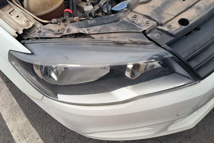 Used Volkswagen Jetta 2015 Value Edition 1.6L Manual Fashionable Style Right Front Headlight