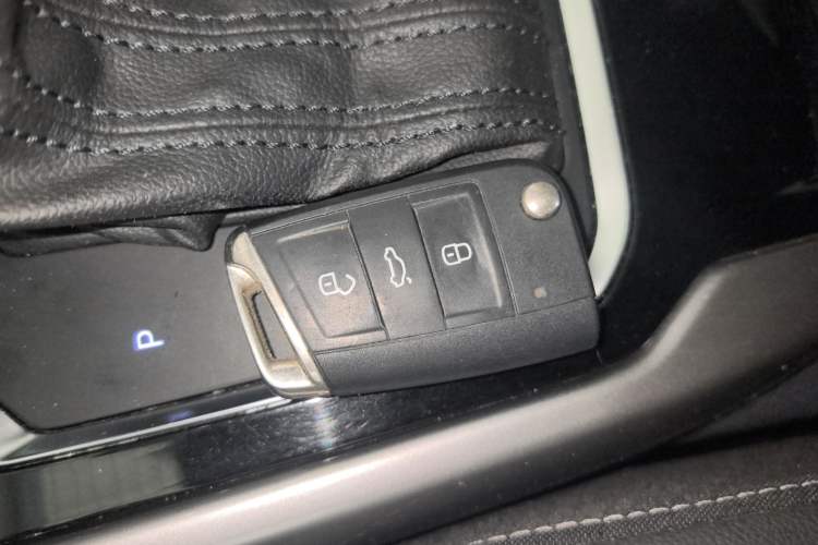 Used Volkswagen T-ROC 2021 280TSI DSG Two-Wheel Drive R-Line Pro Connected Version
