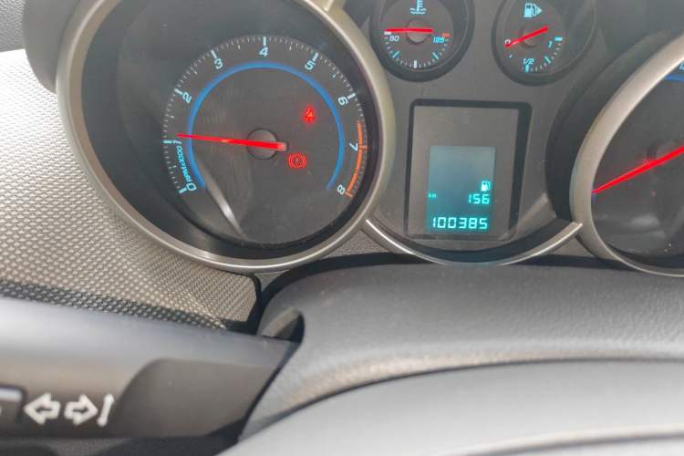 Used Chevrolet Cruze 2013 1.6L SE MT Odometer Close Up