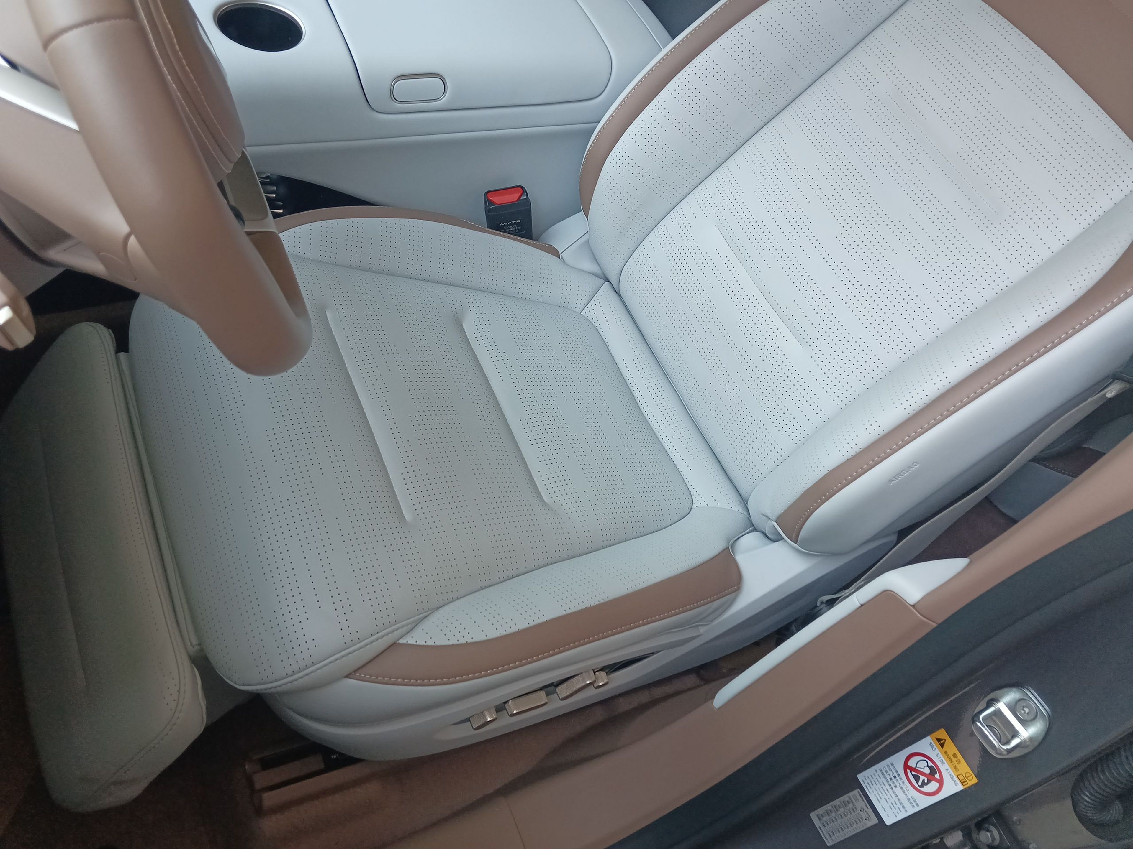 المقاعد الأمامية داخل السيارة