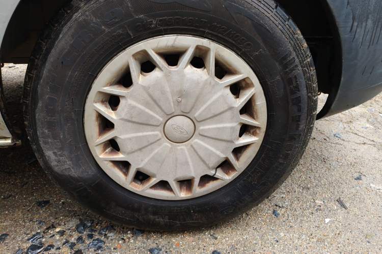 Used Ford Transit 2017 2.0T Diesel Multi-Purpose Commercial Vehicle Mid-Drive Mid-Roof China IV Standard