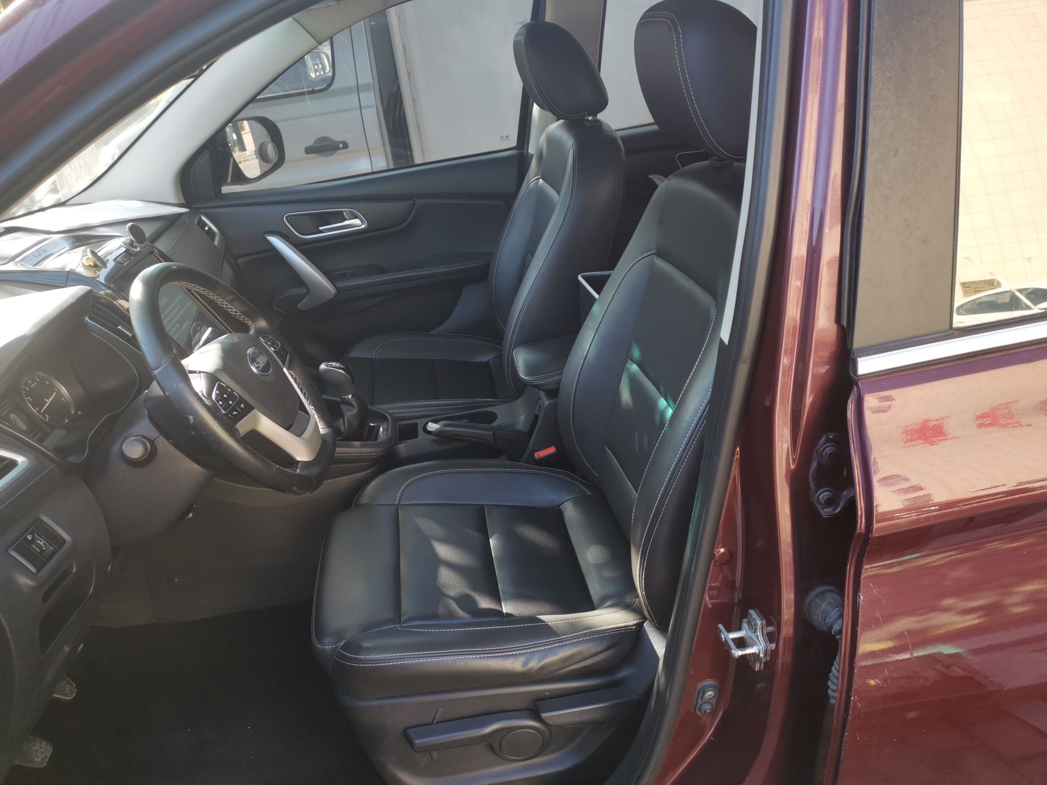 المقاعد الأمامية داخل السيارة