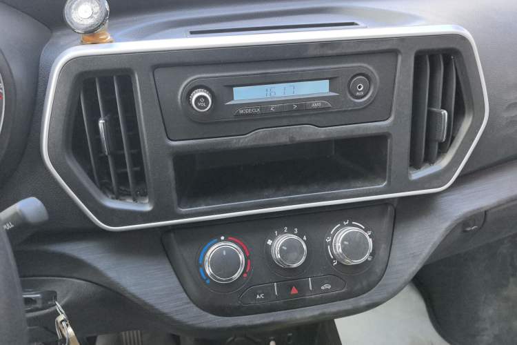 Used CHANGAN KAICHENG Ruixing M60 2023 1.5L GDI Comfort Van 2-Seater Audio And AC Panel
